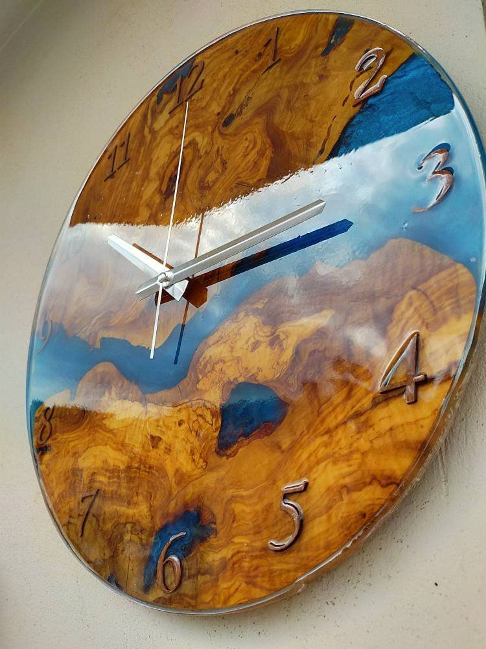 Horloge résine époxy bleu