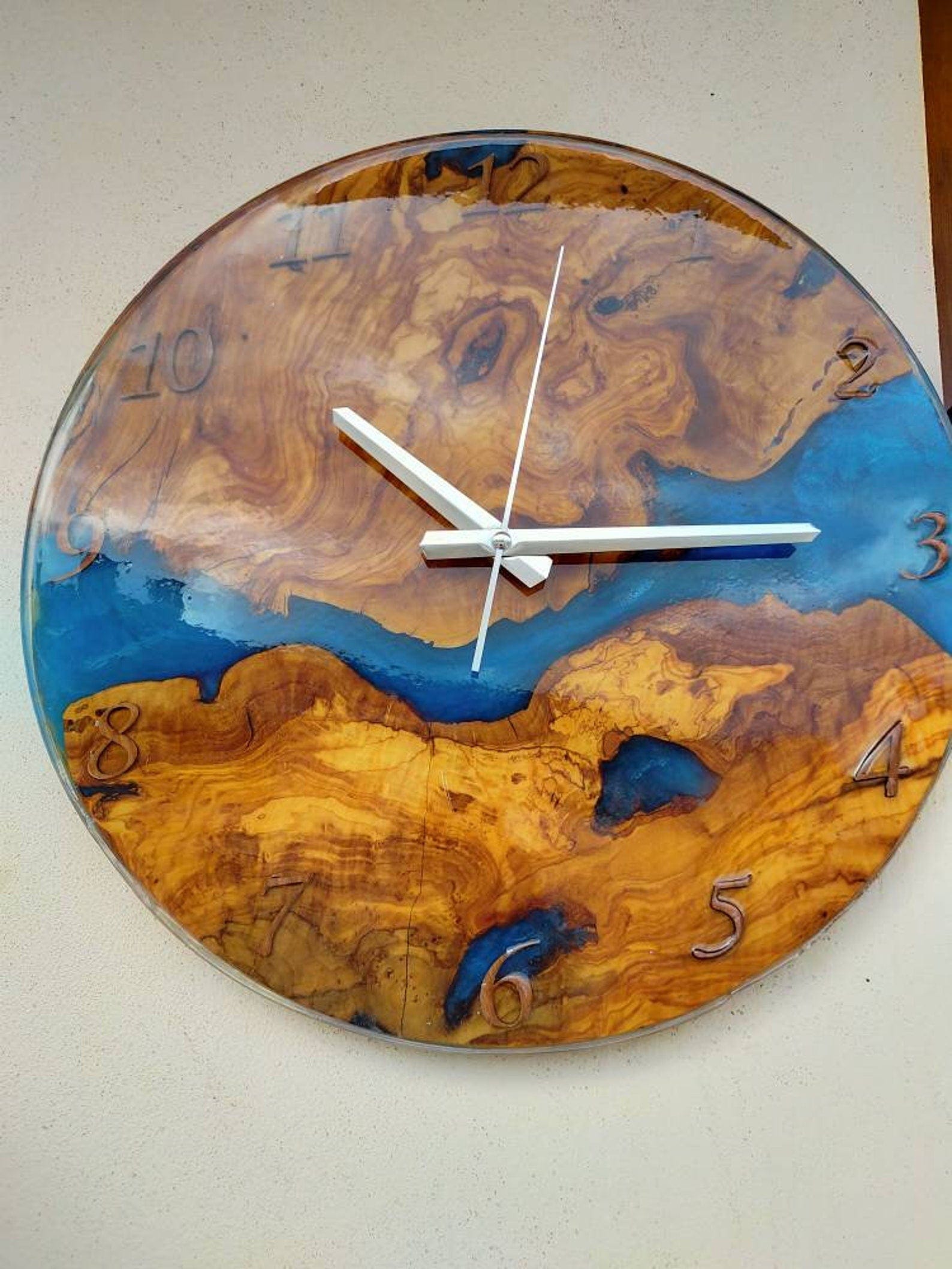 Horloge résine époxy bleu