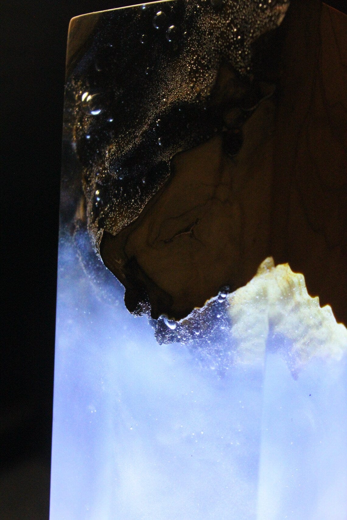 Lampe de chevet bleue en résine époxy en bois