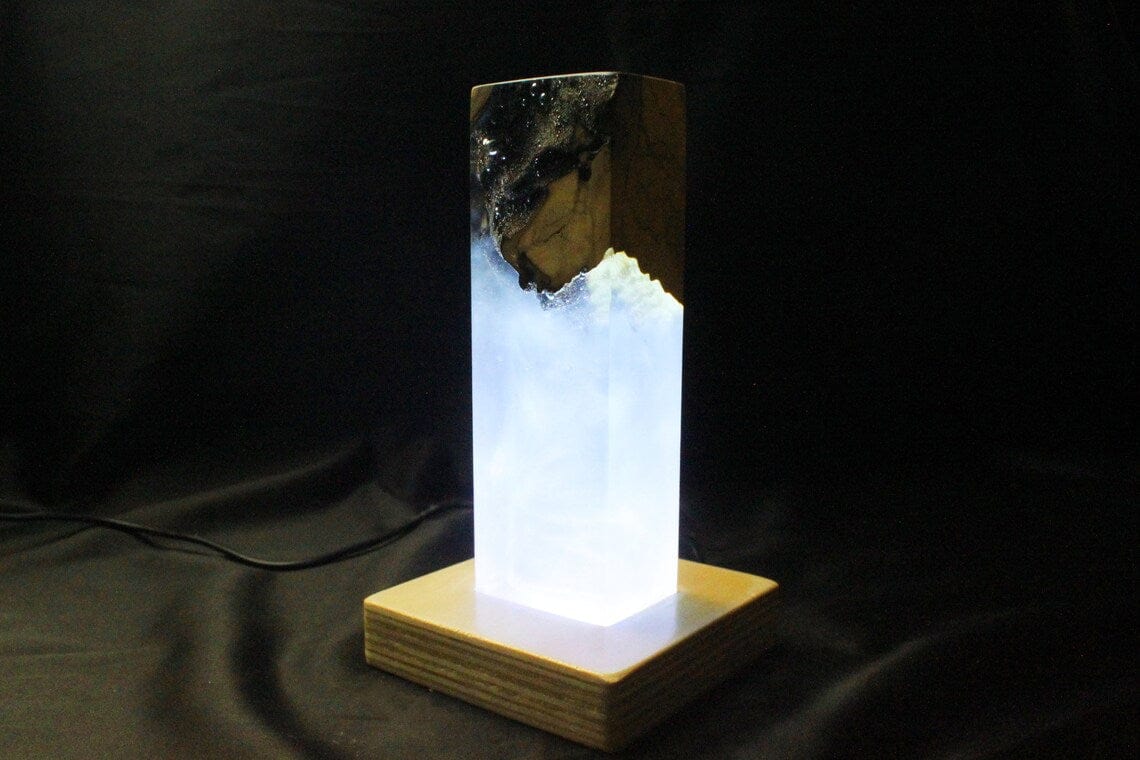 Lampe de chevet bleue en résine époxy en bois