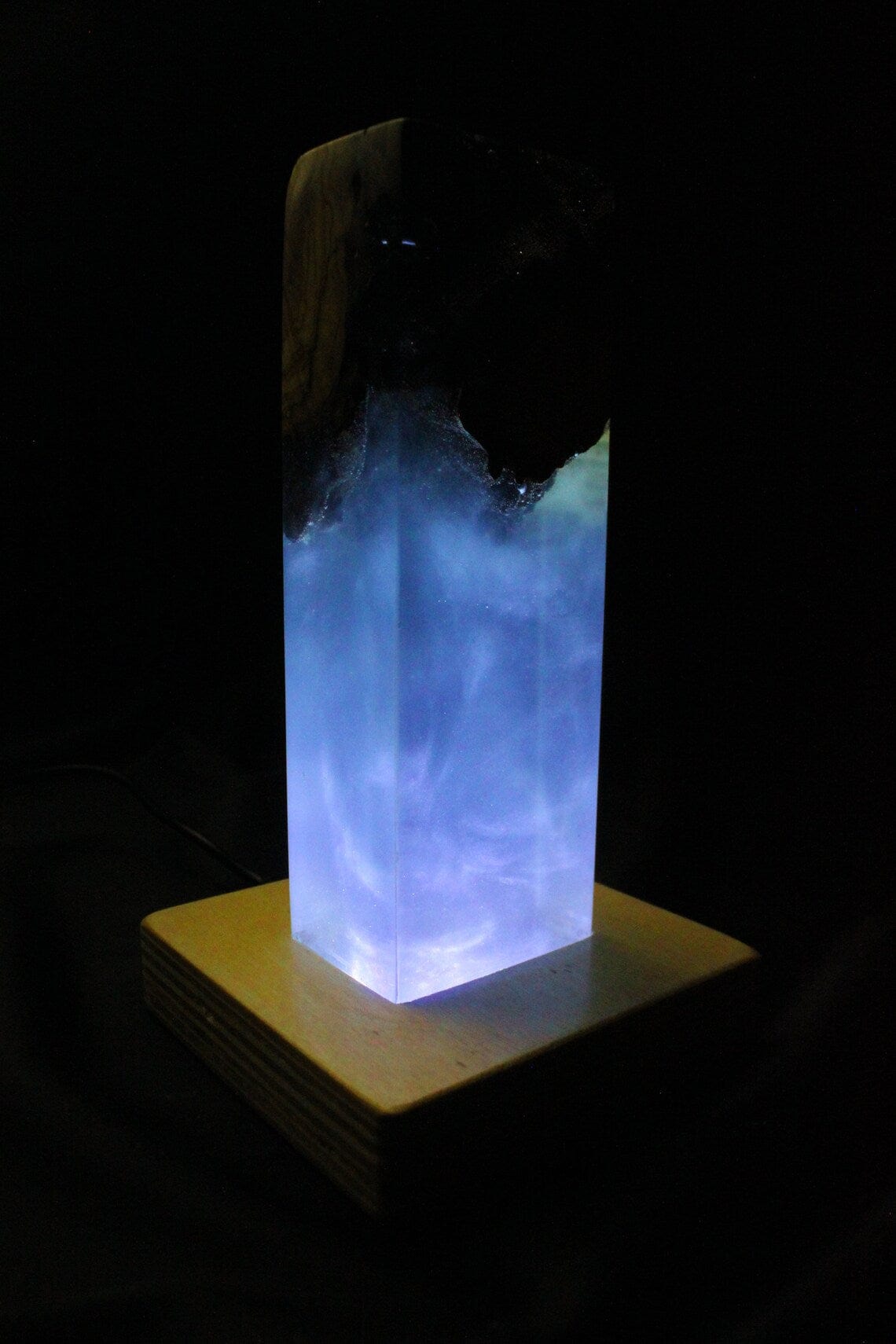 Lampe de chevet bleue en résine époxy en bois