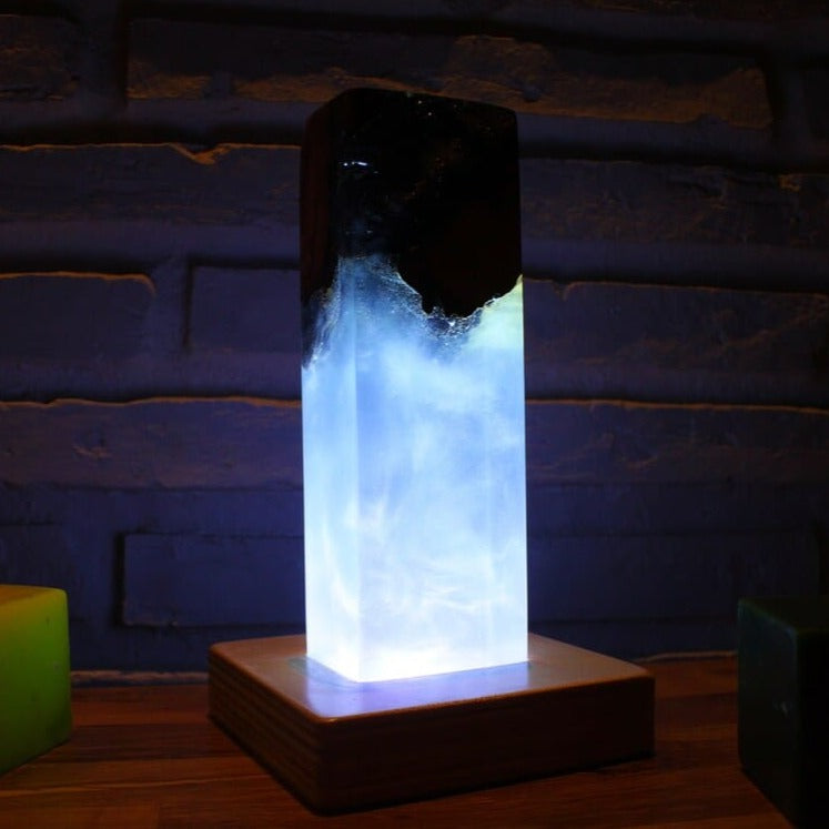 Lampe de chevet bleue en résine époxy en bois