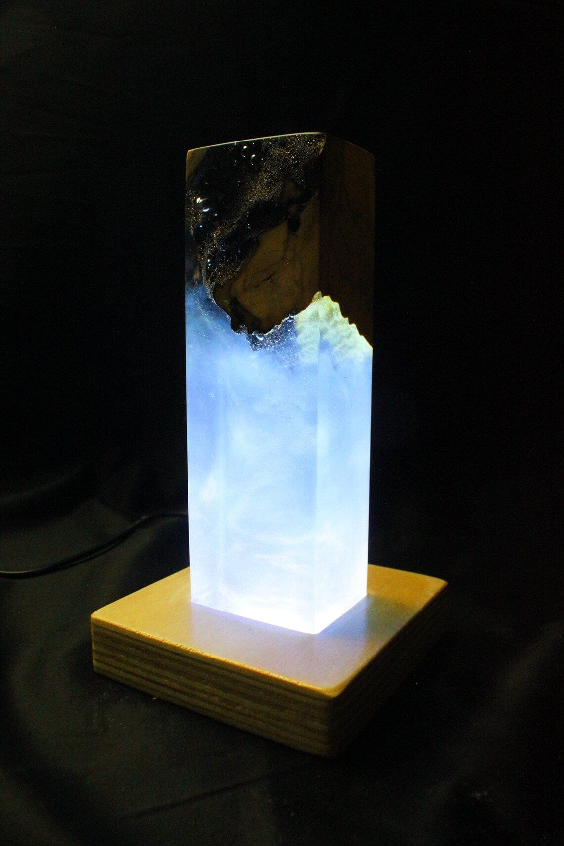 Lampe de chevet bleue en résine époxy en bois