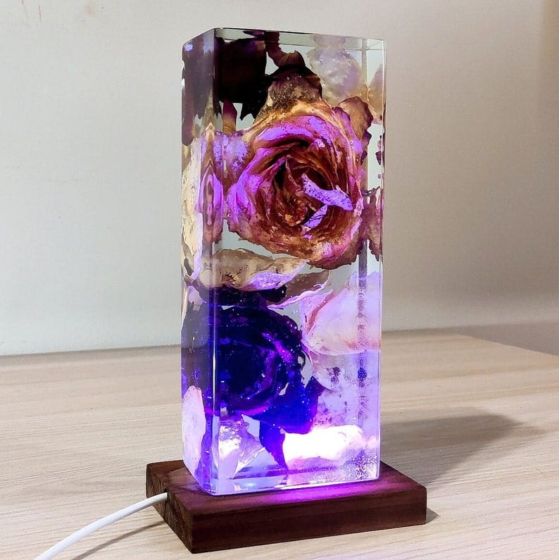 lampe en résine avec de vraies roses