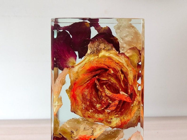 lampe en résine avec de vraies roses