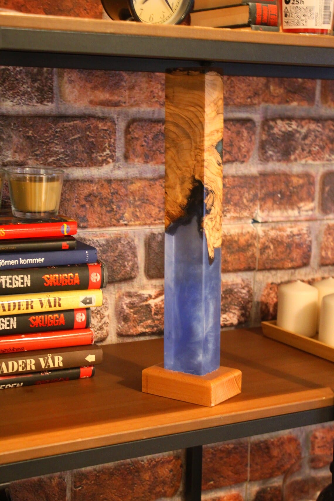 Lampe en résine Blaze violette