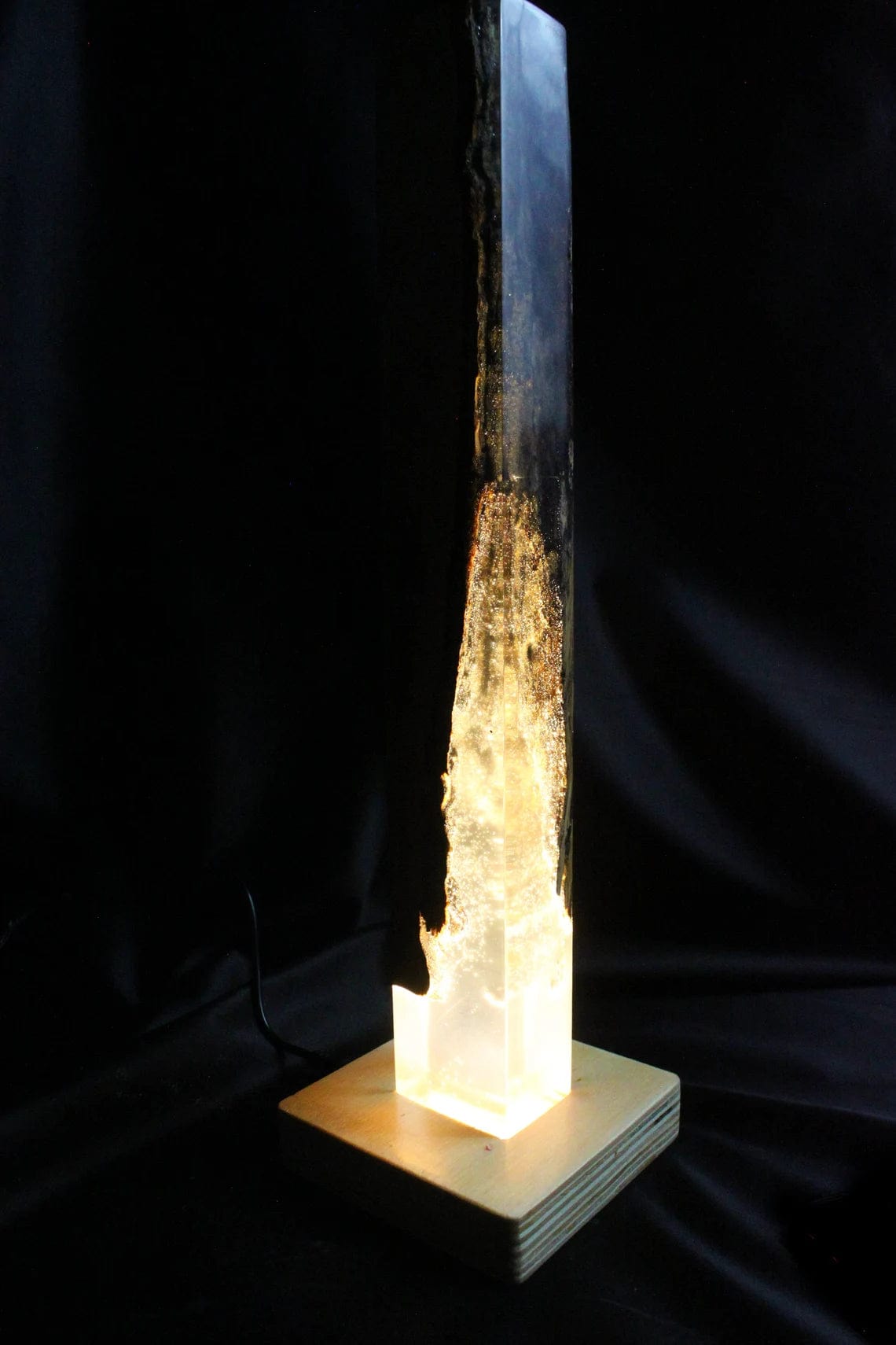 Lumière en résine époxy en bois