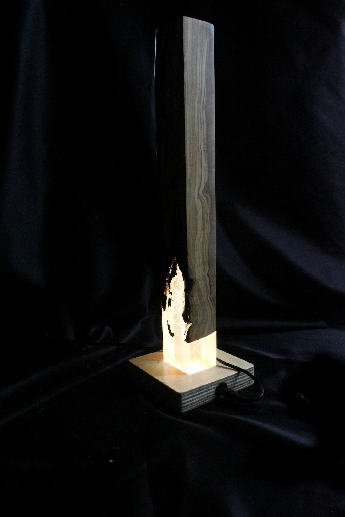 Lumière en résine époxy en bois