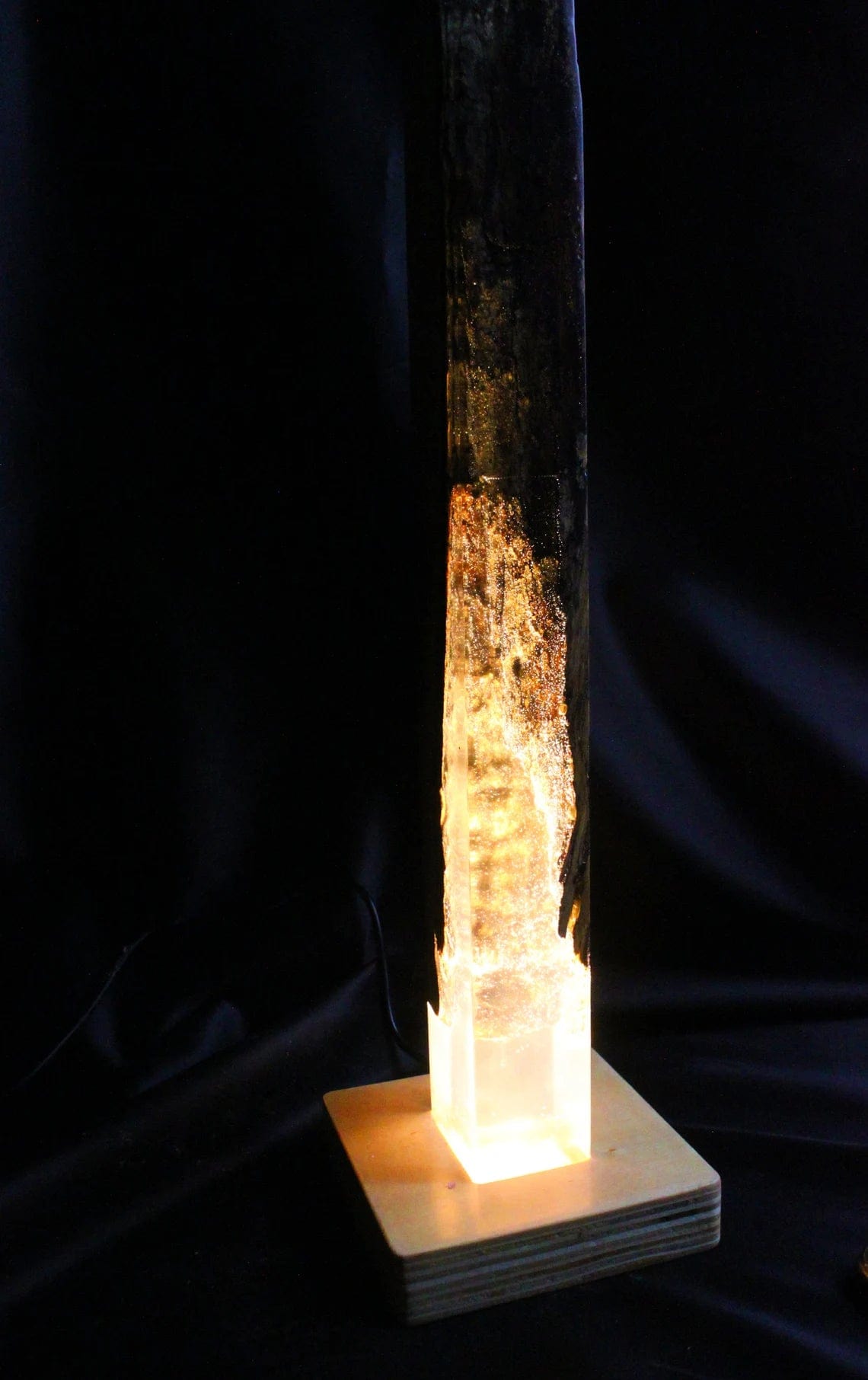 Lumière en résine époxy en bois