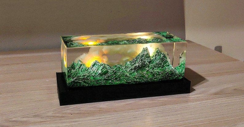 Paysage de raisin romantique au coucher du soleil à la main