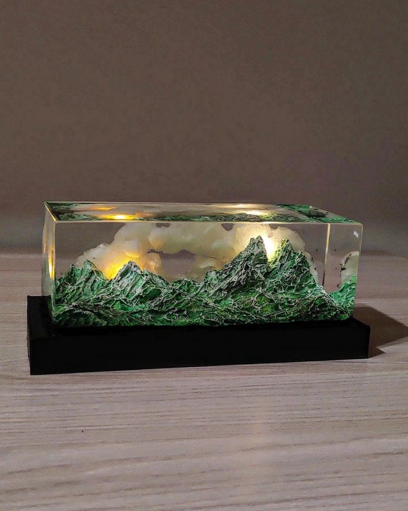 Paysage de raisin romantique au coucher du soleil à la main