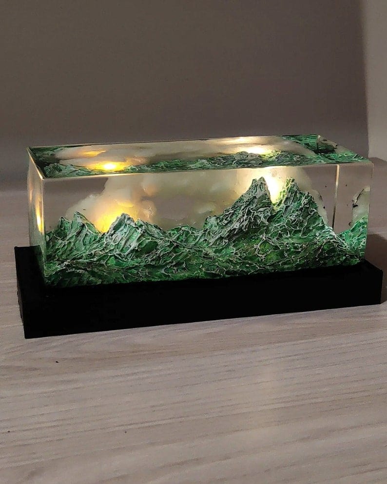 Paysage de raisin romantique au coucher du soleil à la main