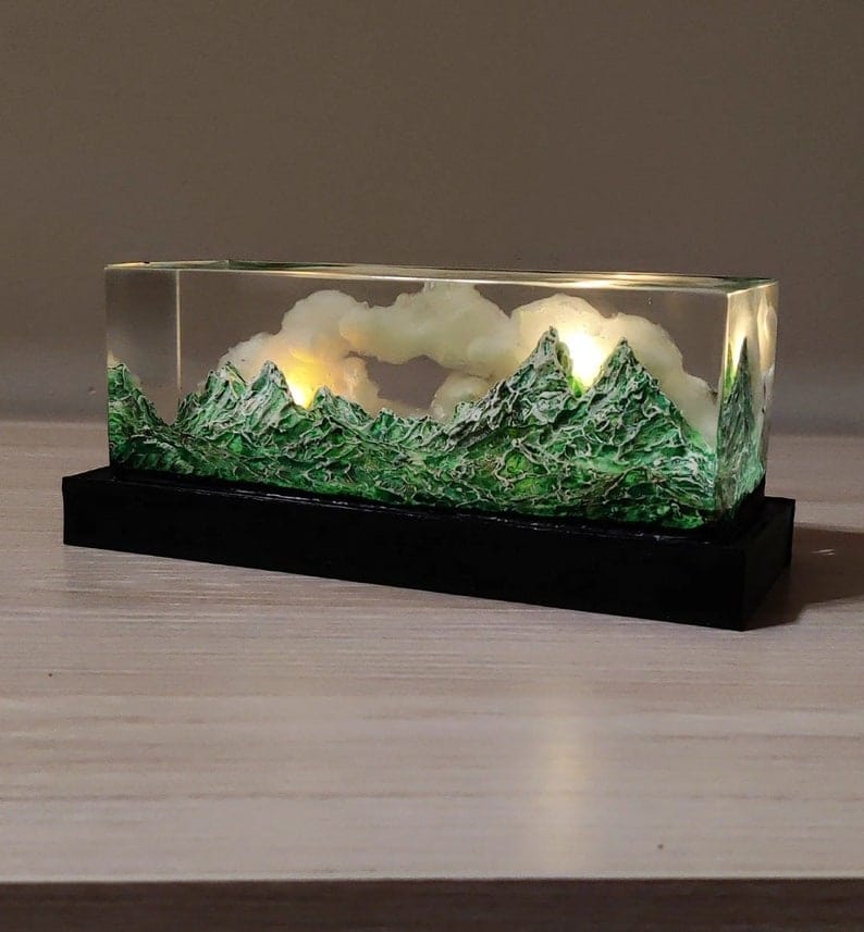 Paysage de raisin romantique au coucher du soleil à la main