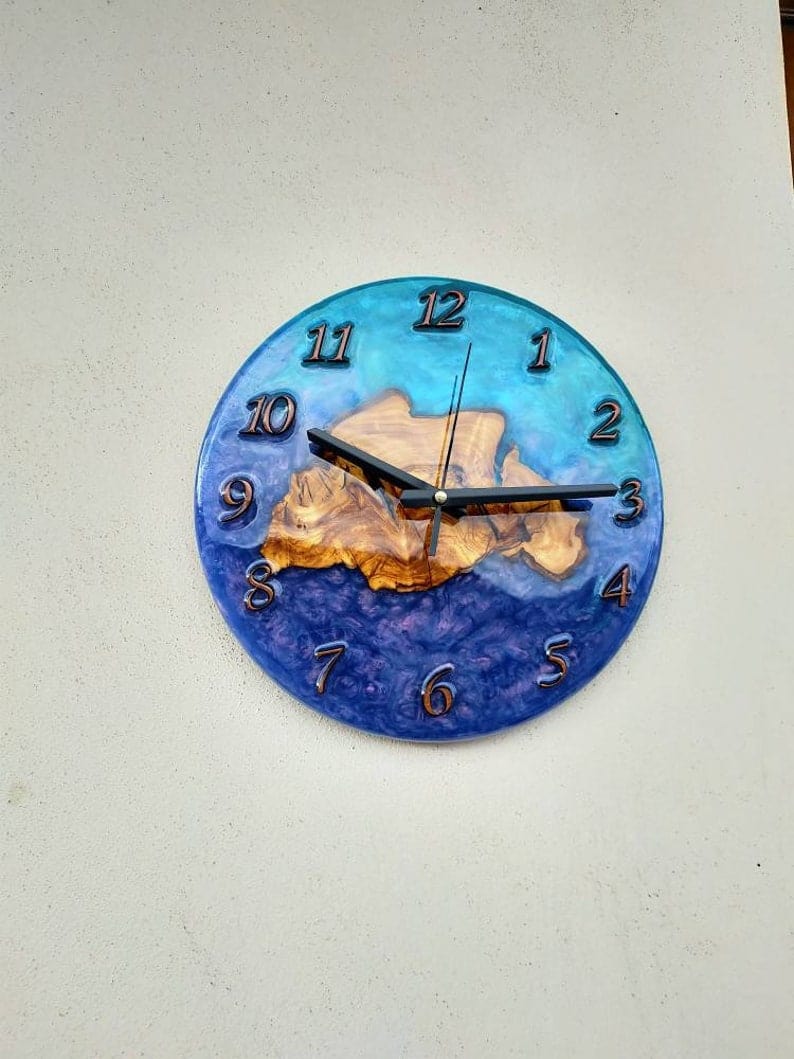 Résine et bois Horloge décorative unique faite à la main pour mur