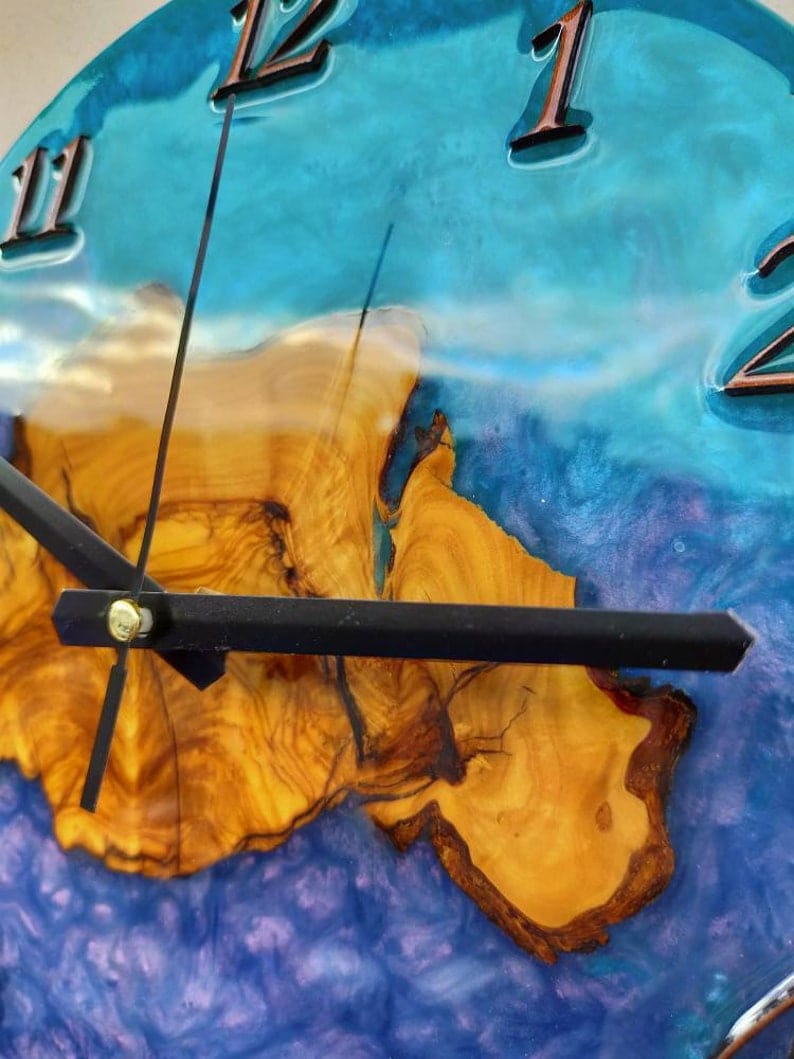 Résine et bois Horloge décorative unique faite à la main pour mur