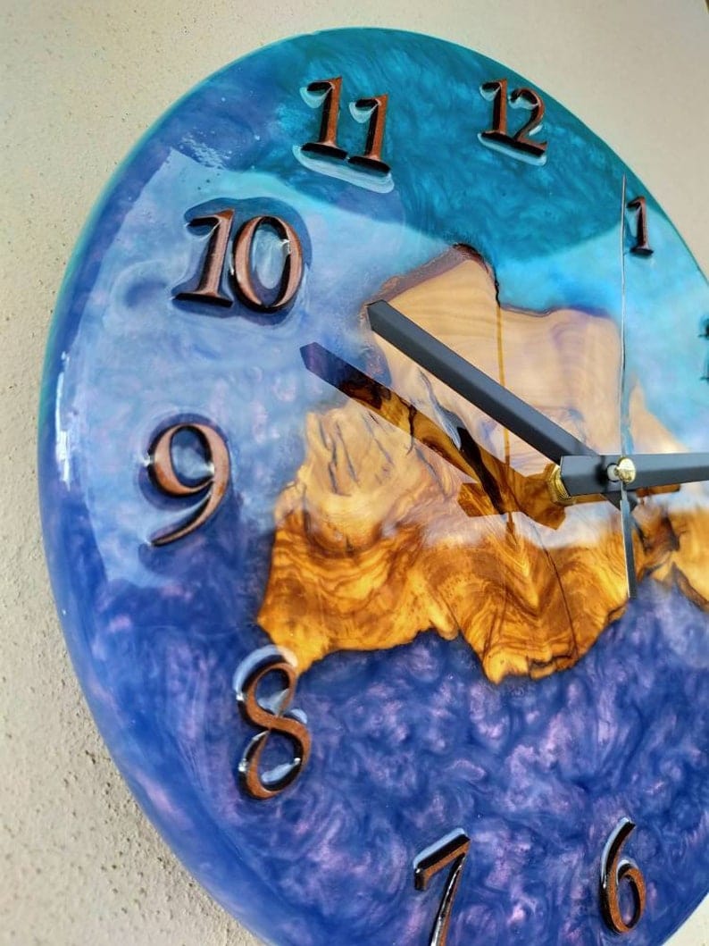 Résine et bois Horloge décorative unique faite à la main pour mur