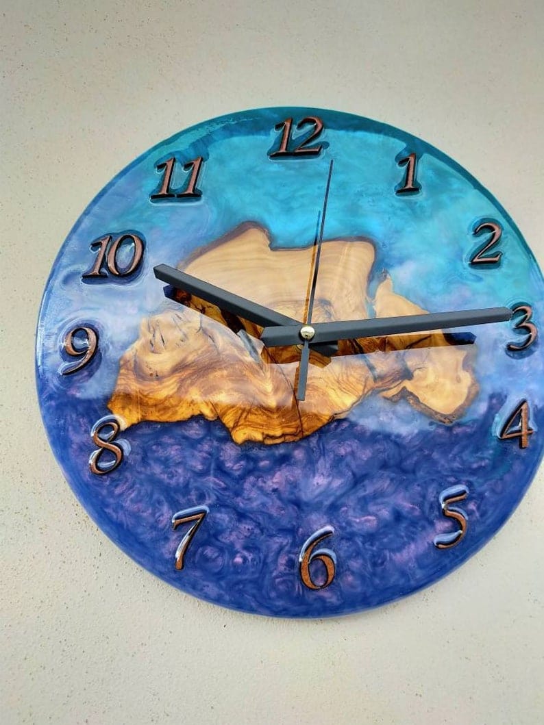 Résine et bois Horloge décorative unique faite à la main pour mur