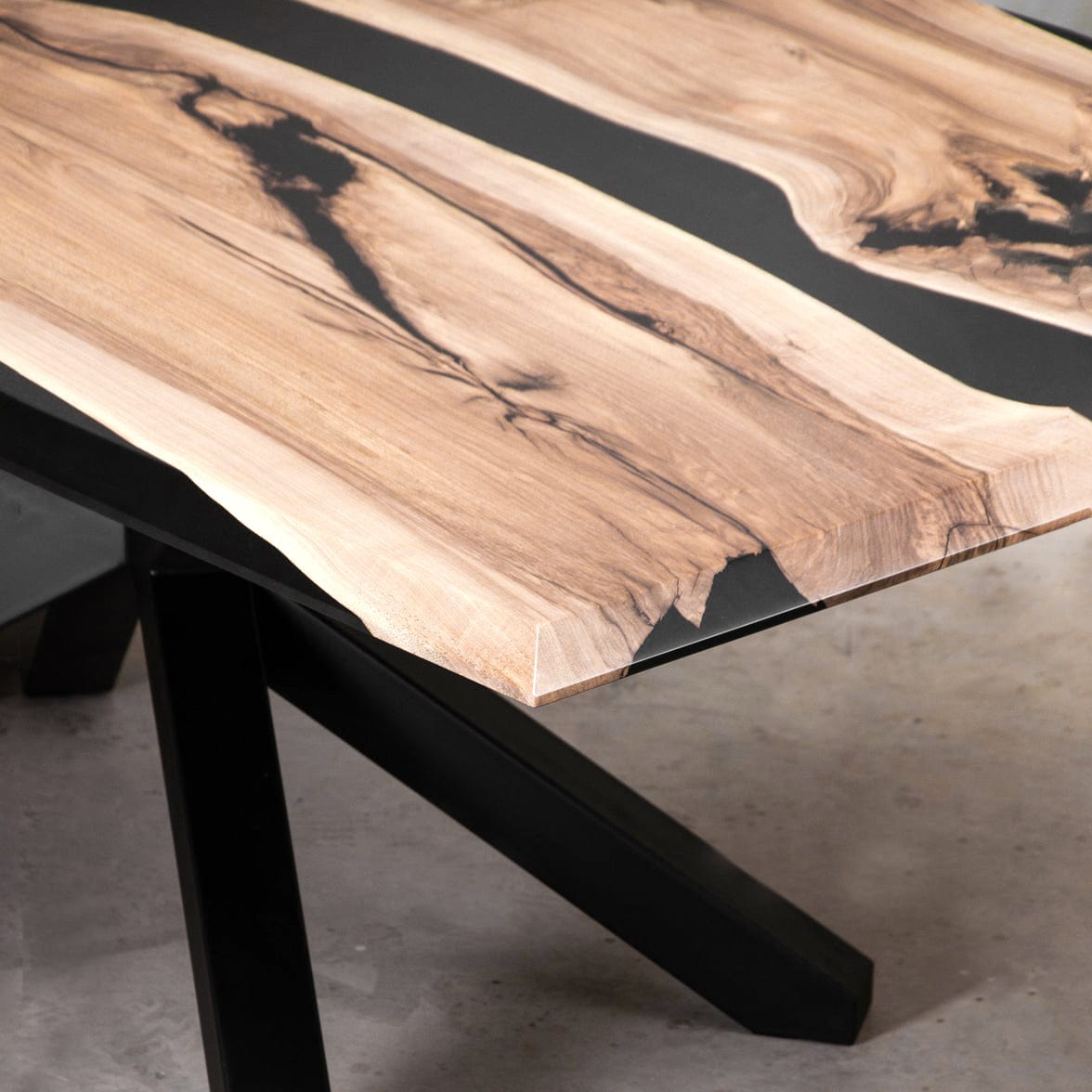 Table de noyer époxy