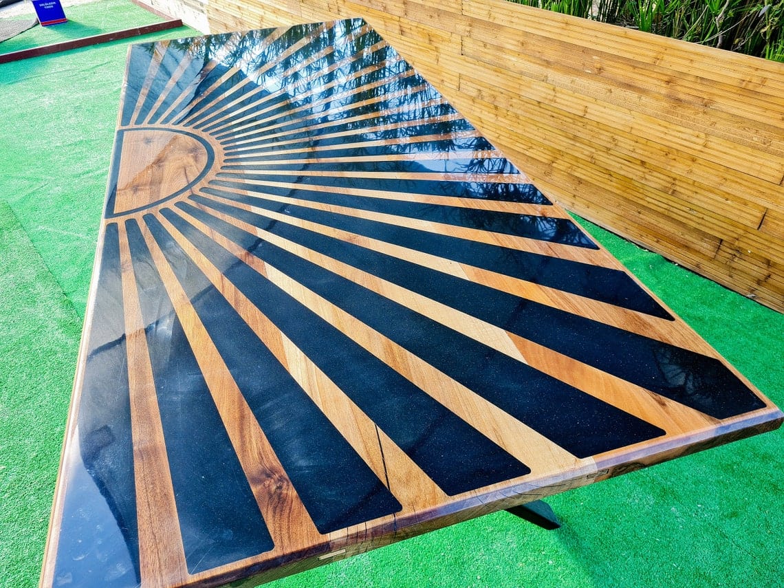 Table de salon bois massif époxy noir
