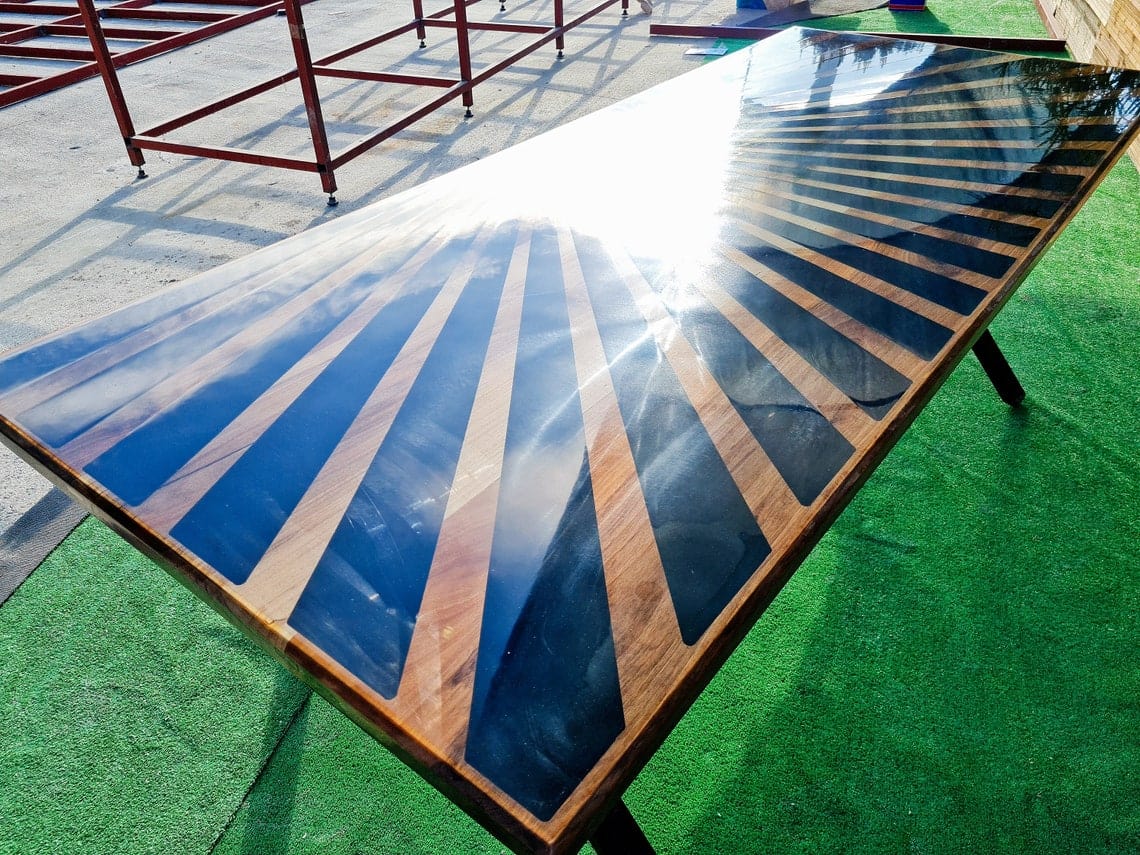 Table de salon bois massif époxy noir