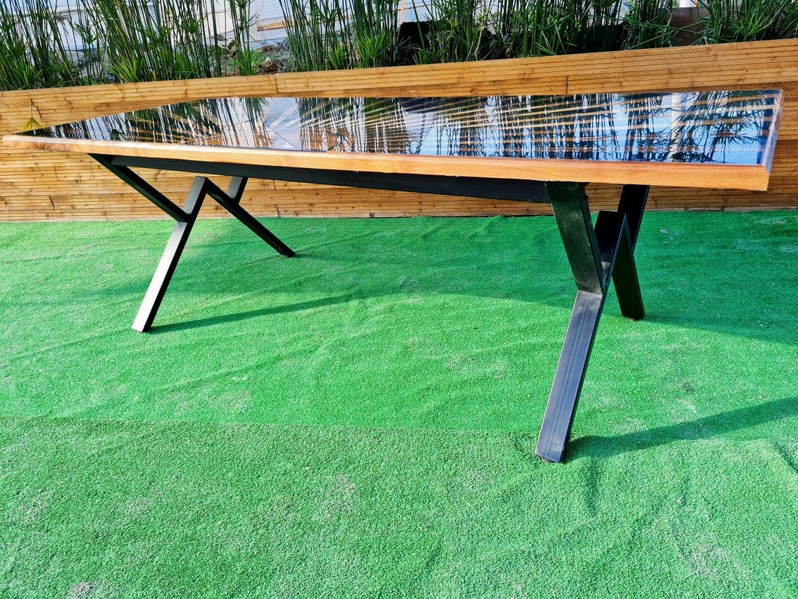 Table de salon bois massif époxy noir