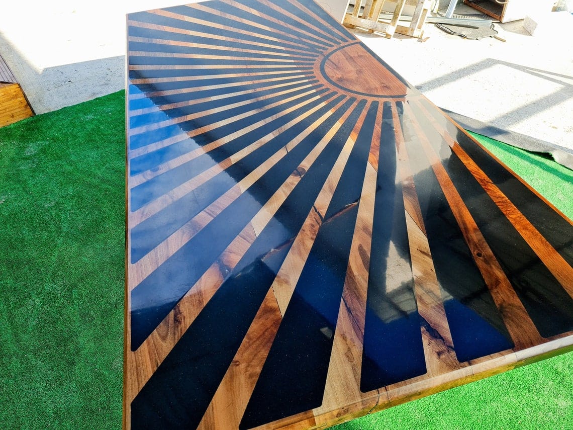 Table de salon bois massif époxy noir