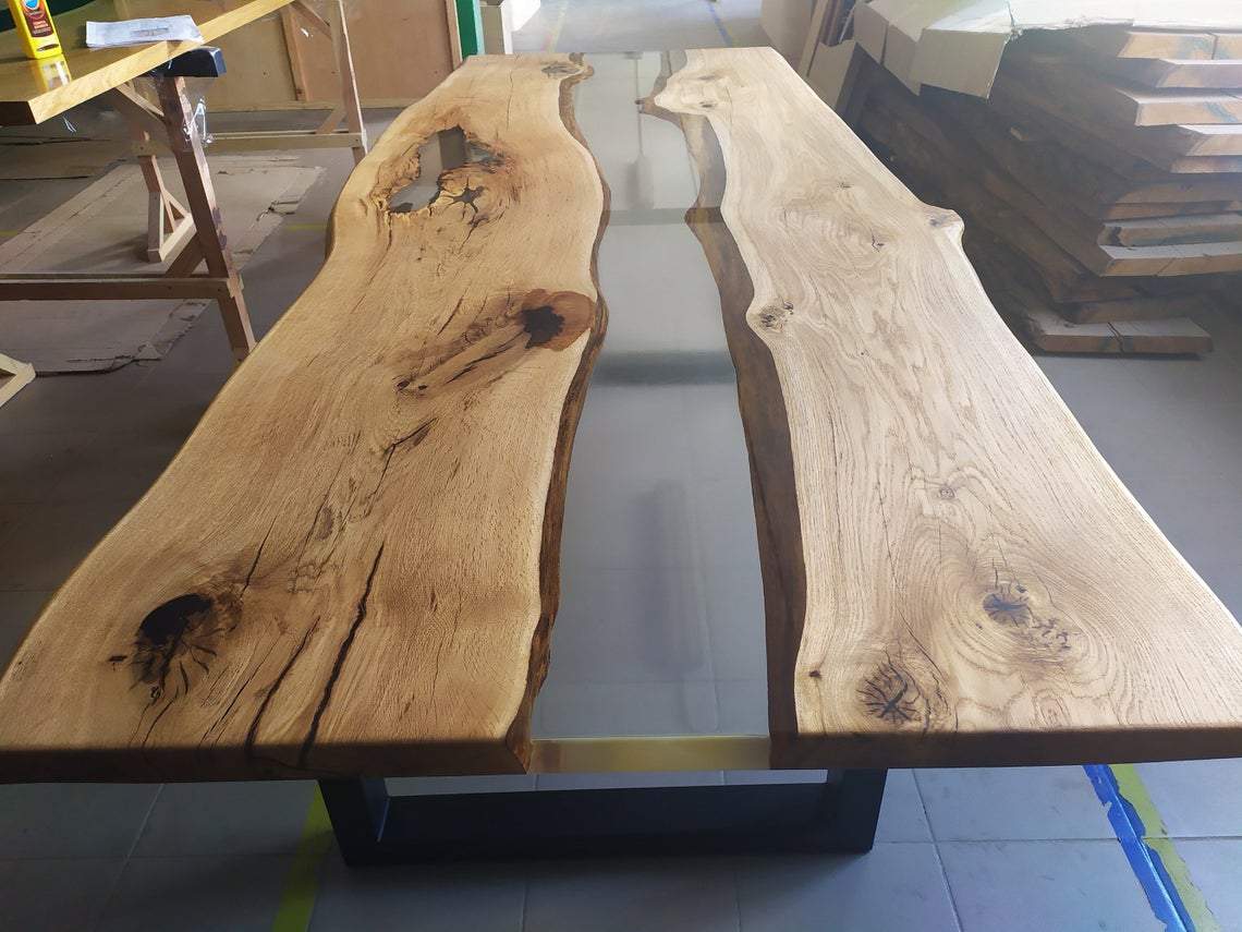 Table en chêne et époxy transparente