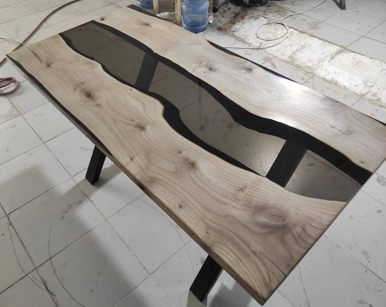 Table en noyer époxy noir semi-transparent (disponible)