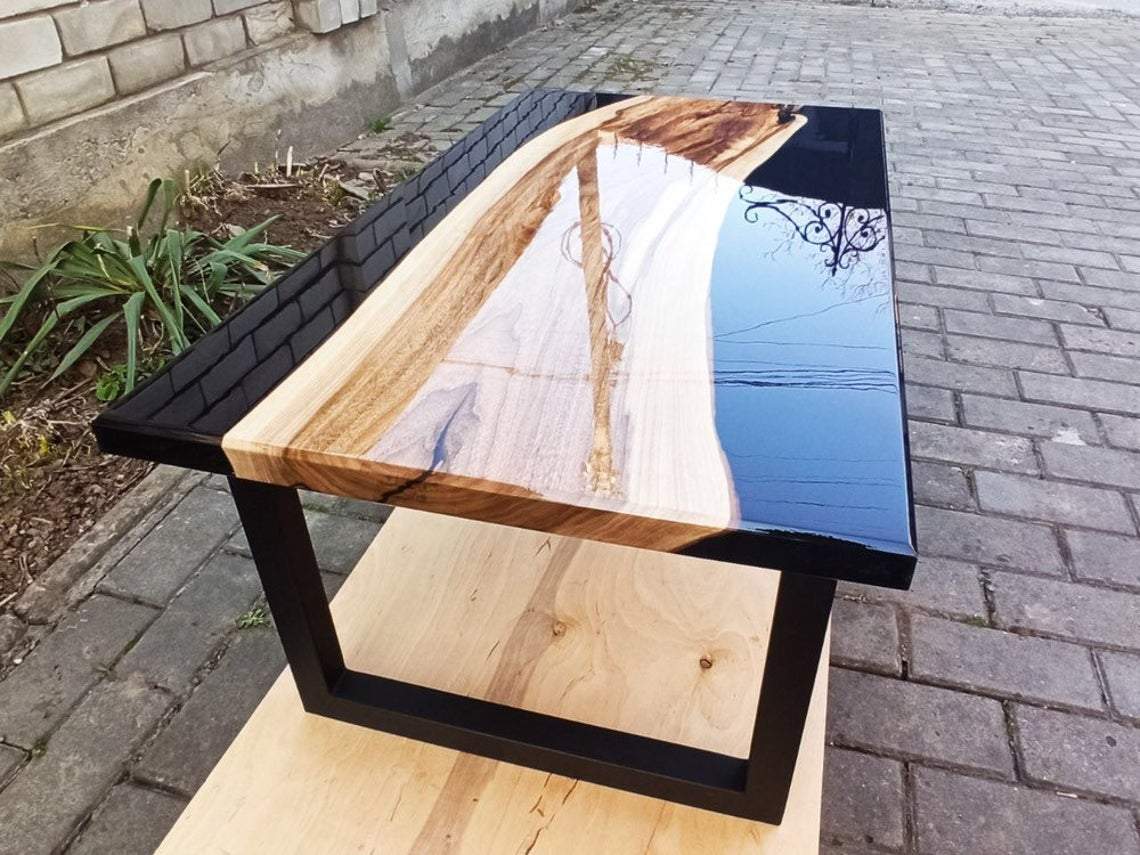 Table en noyer et résine noir