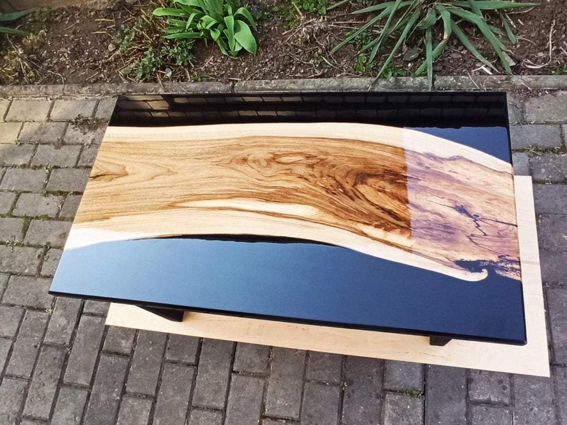 Table en noyer et résine noir