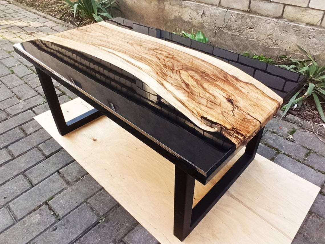 Table en noyer et résine noir