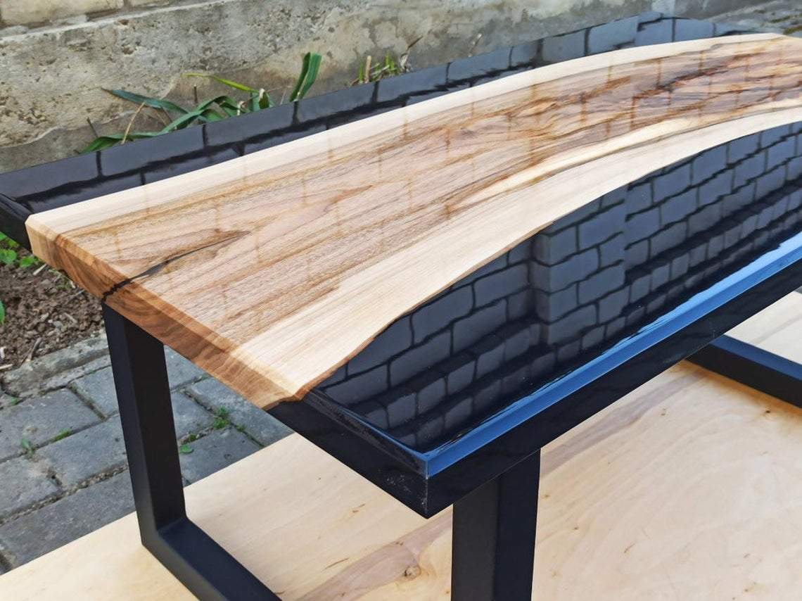 Table en noyer et résine noir