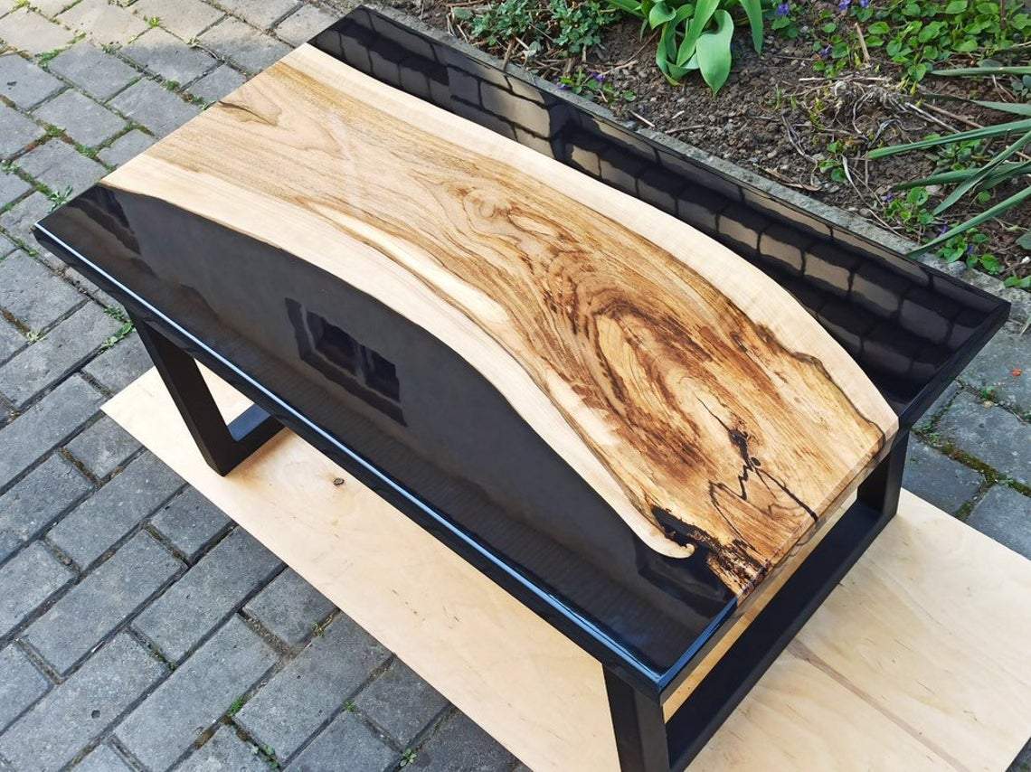 Table en noyer et résine noir