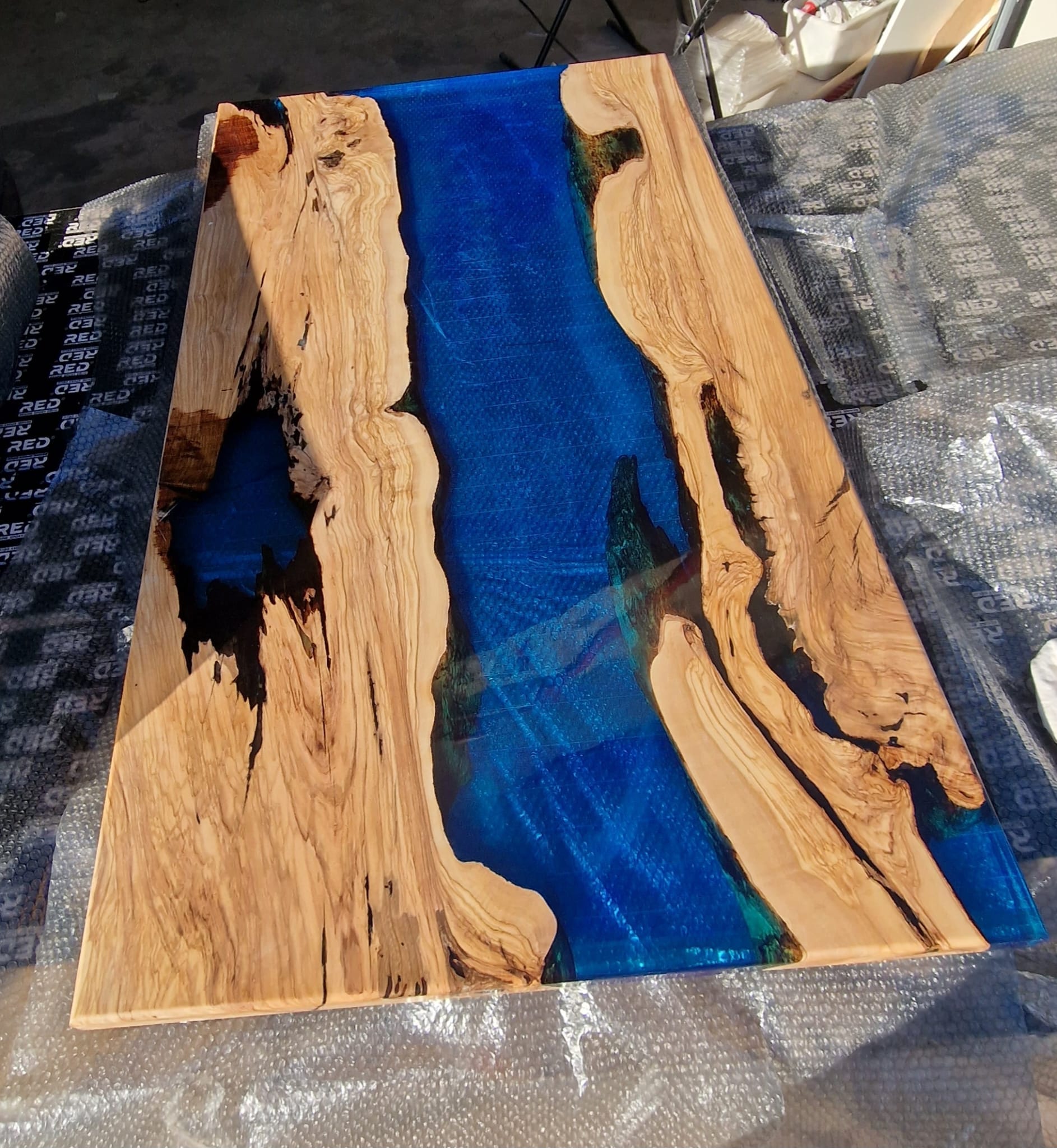 Table en olivier bleu de mer (disponible)