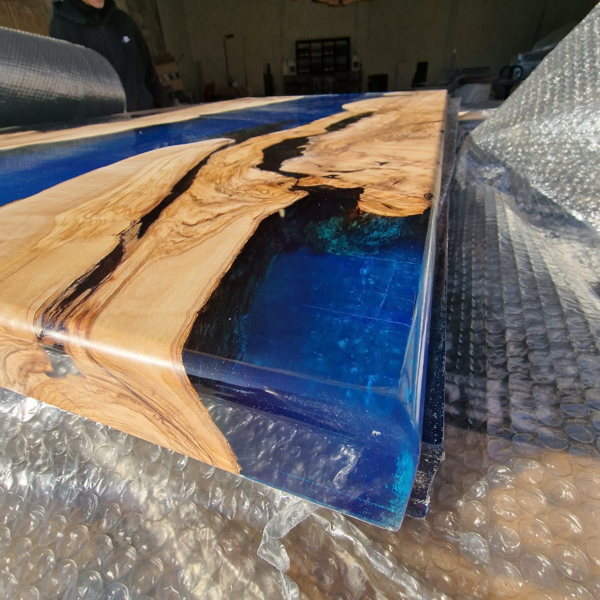 Table en olivier bleu de mer (disponible)