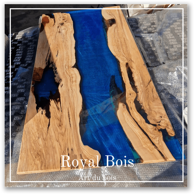 Table en olivier bleu de mer (disponible)