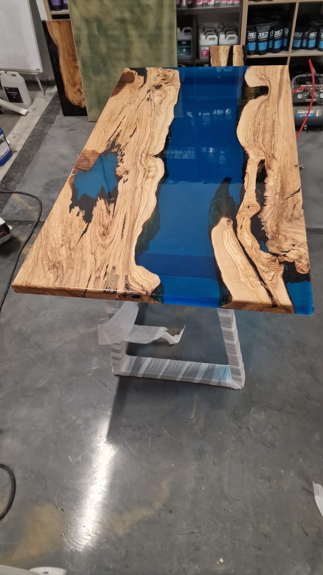 Table en olivier bleu royal (disponible)