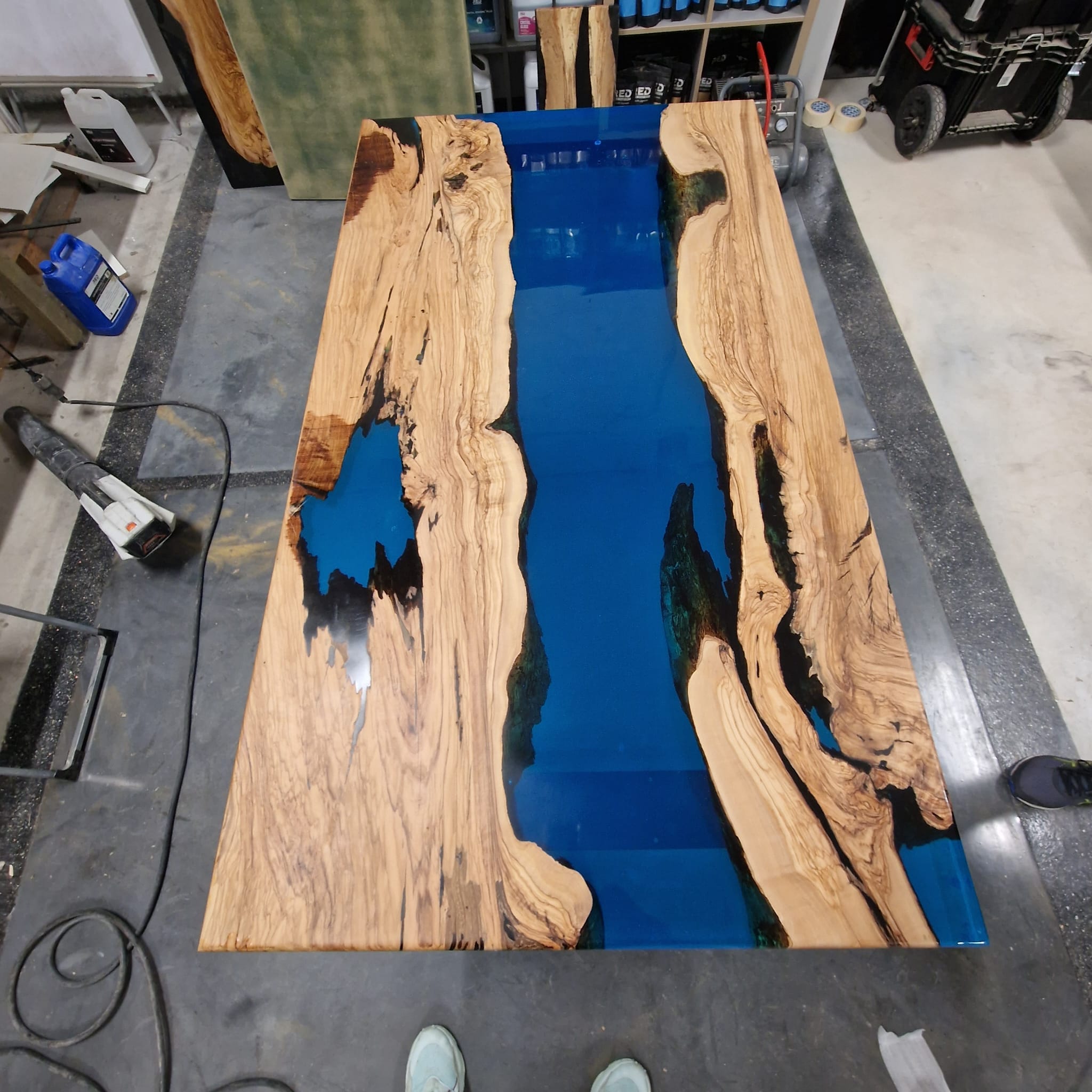 Table en olivier bleu royal (disponible)