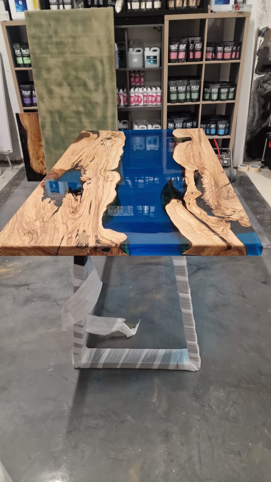 Table en olivier bleu royal (disponible)