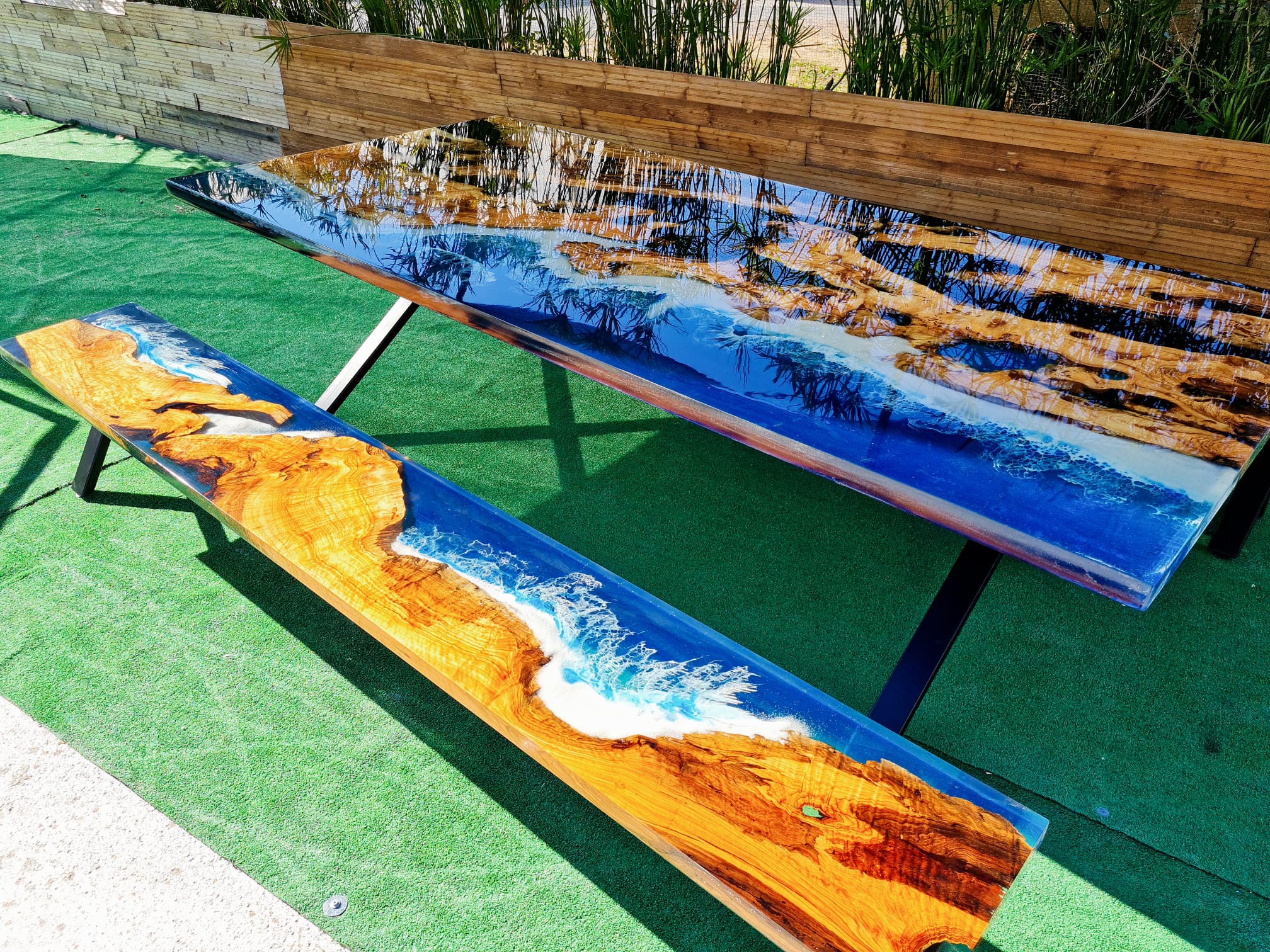 Table en olivier et époxy bleu transparente