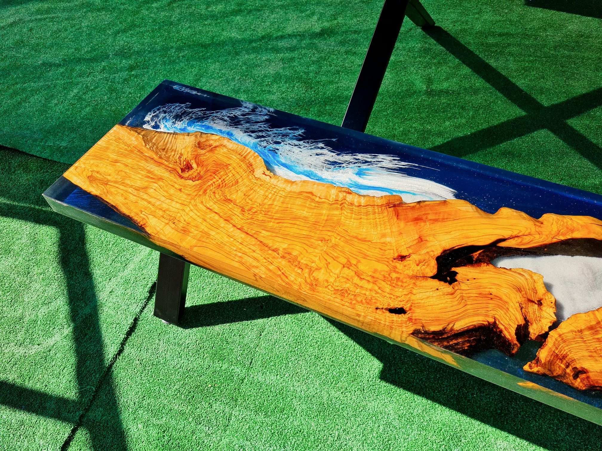 Table en olivier et époxy bleu transparente
