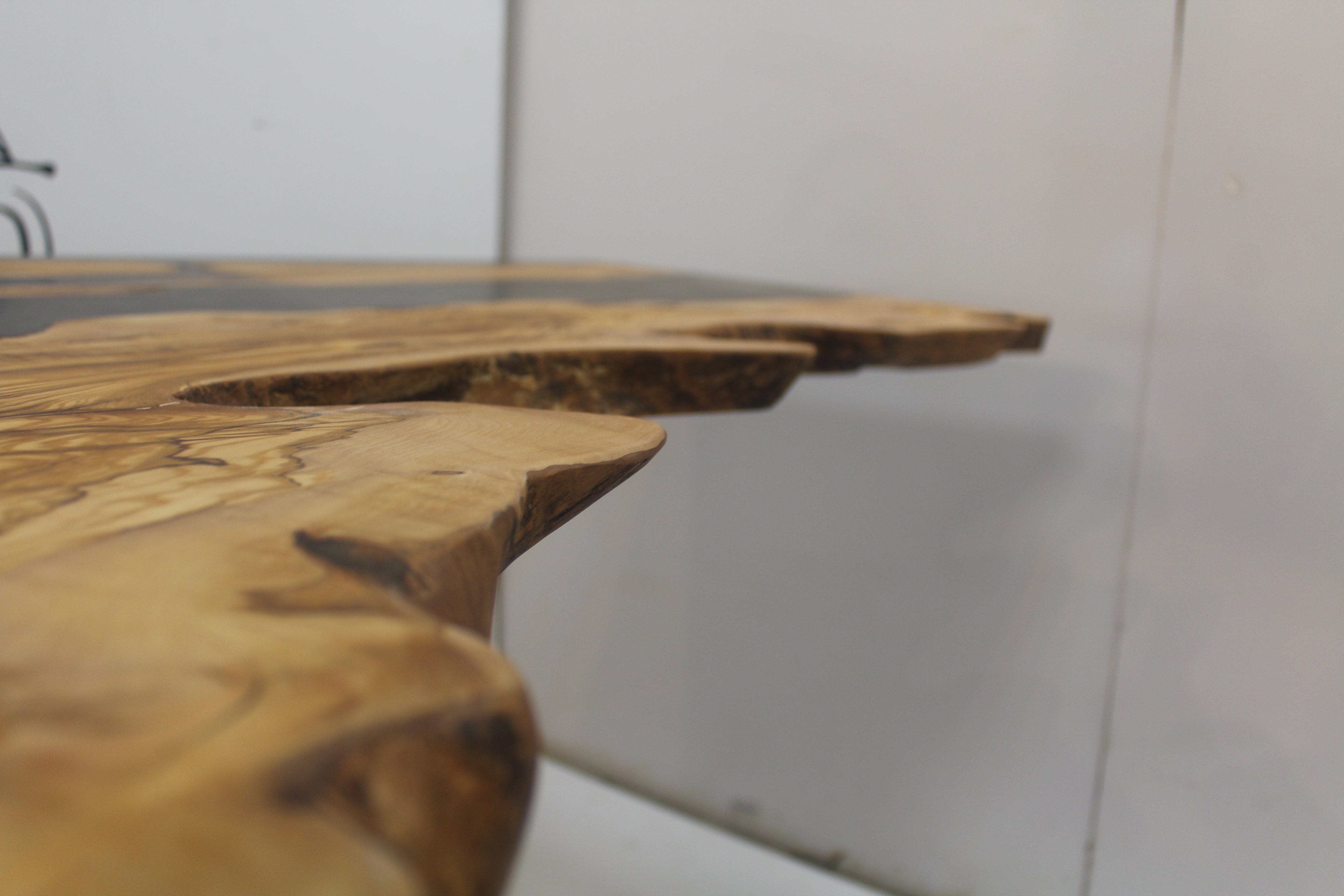 Table en résine époxy et olivier