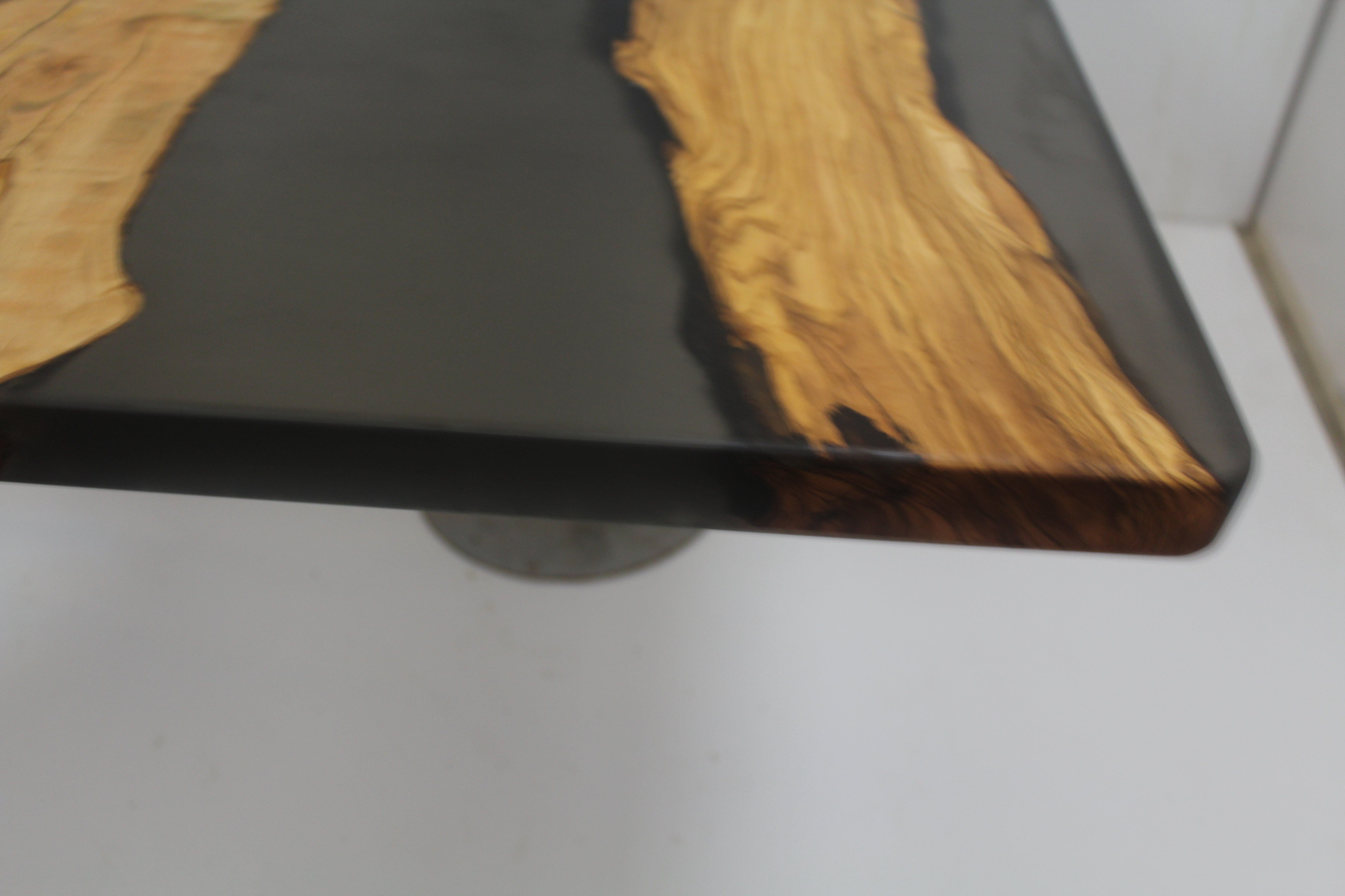 Table en résine époxy et olivier