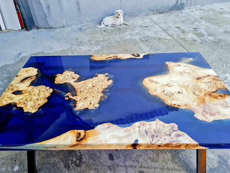Table époxy bleu foncé