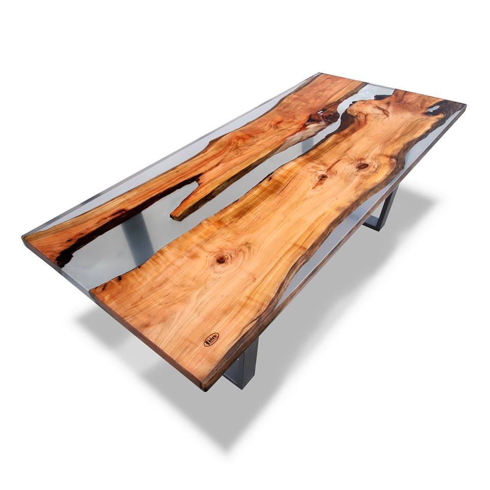 Table epoxy en noyer massif