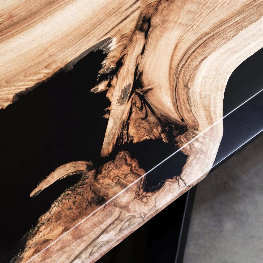 détail du bord de table rivière en noyer massif et résine époxy noire angle biseauté