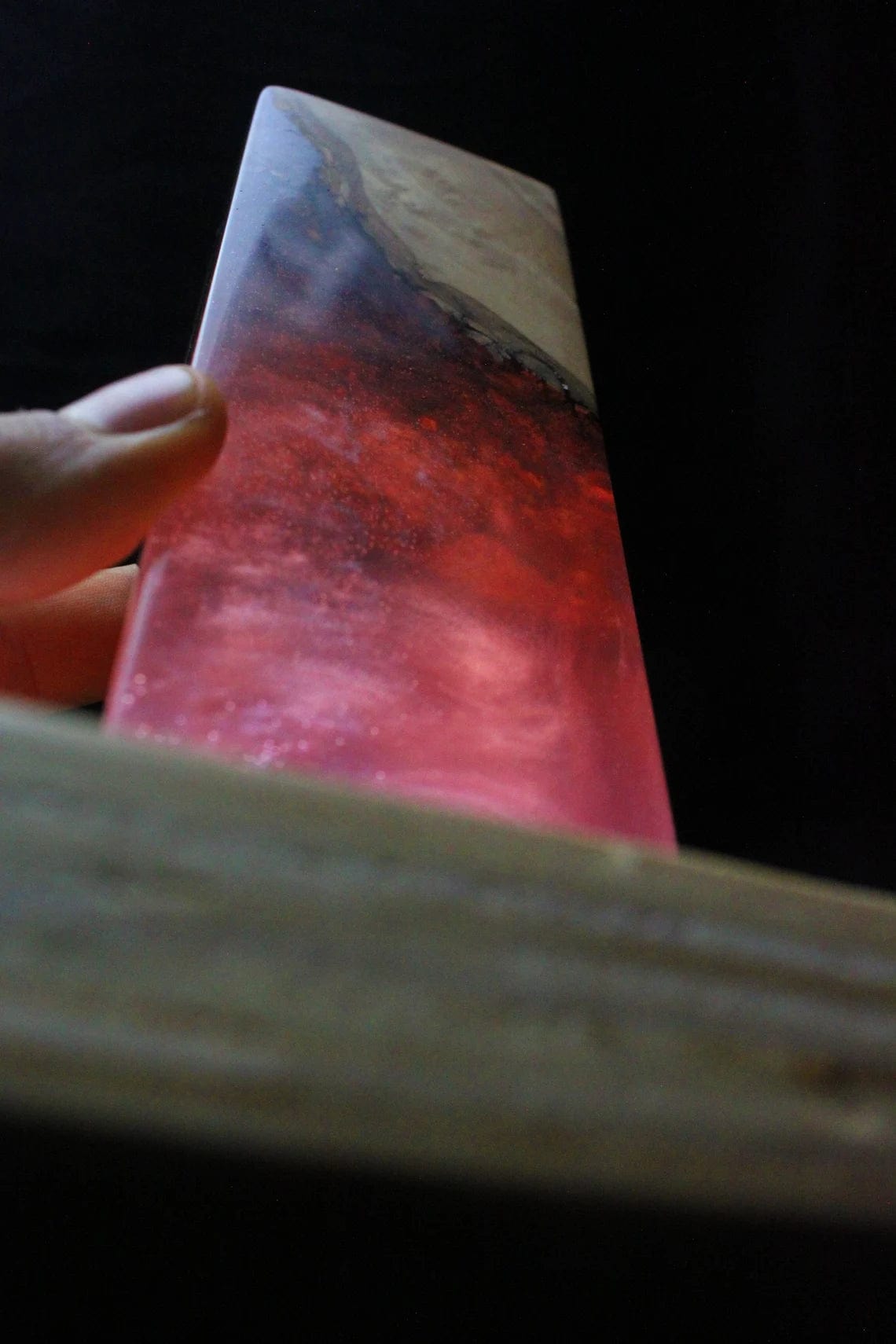 Veilleuse en résine blanche violette