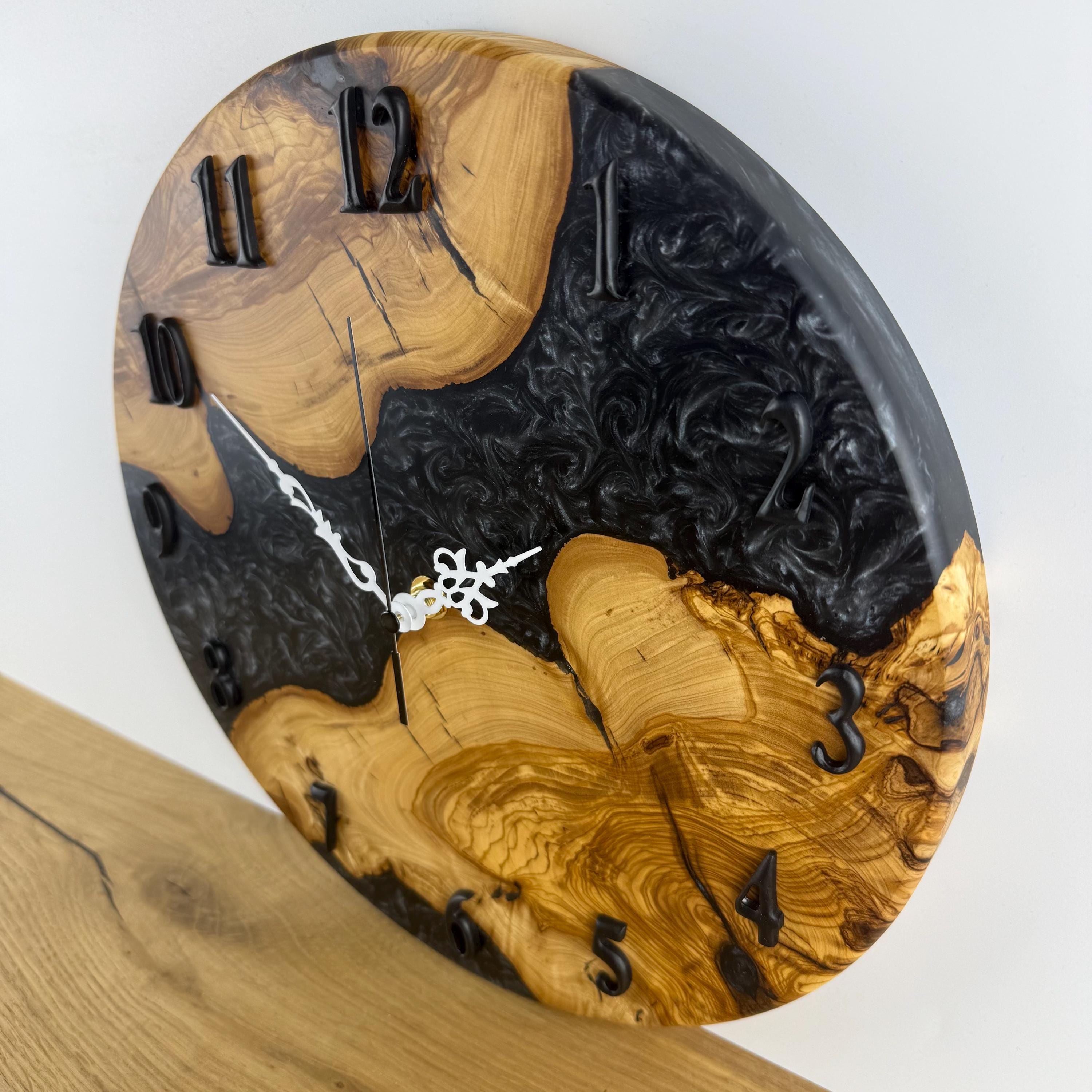 Horloge murale noire et bois