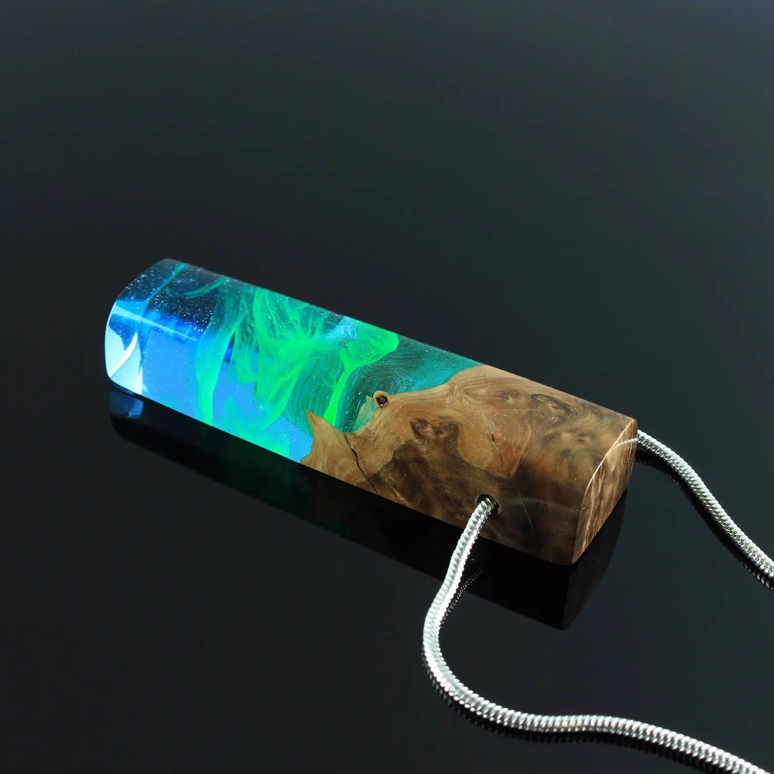 Pendentif bois résine vert