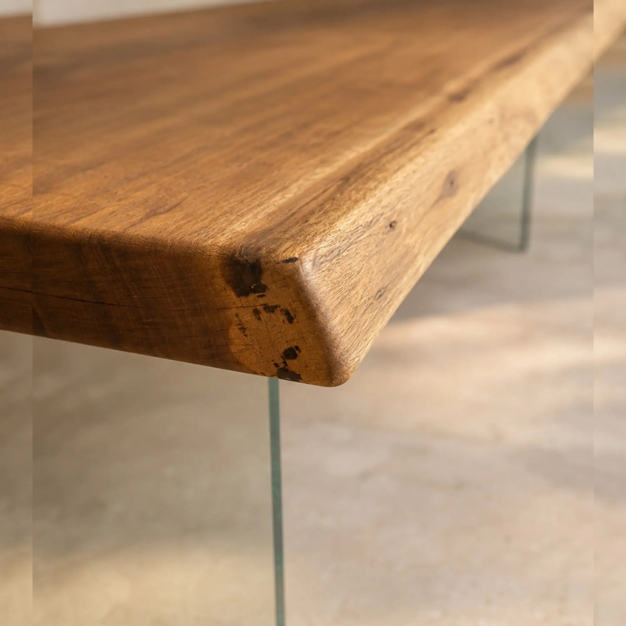 Table à manger design luxe en iroko massif et pieds en verre modèle AURA détail bord live edge
